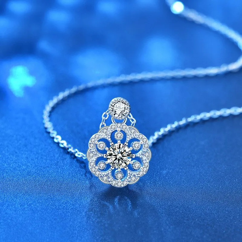 0.5ct Round Cut Diamond Flower Pendant Necklace