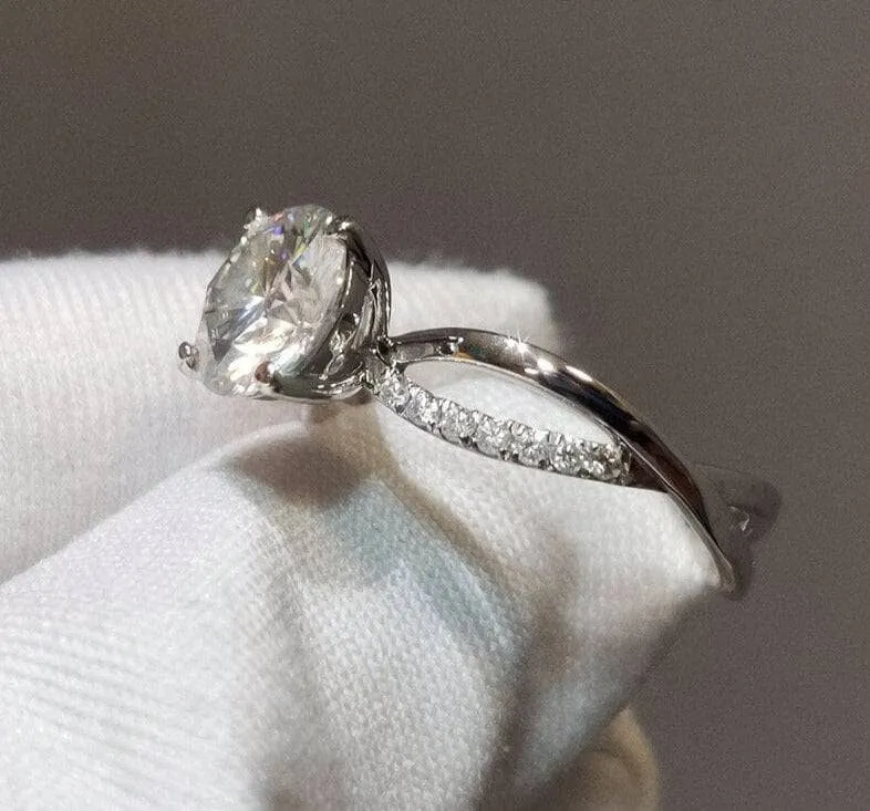 1 Carat Round Cut Diamond Twist 4 Claws Engagement Ring