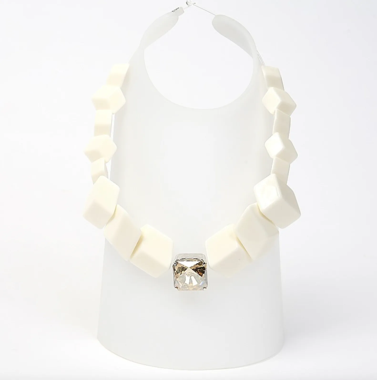 BANKIZZ Ivory Necklace Golden Shadow