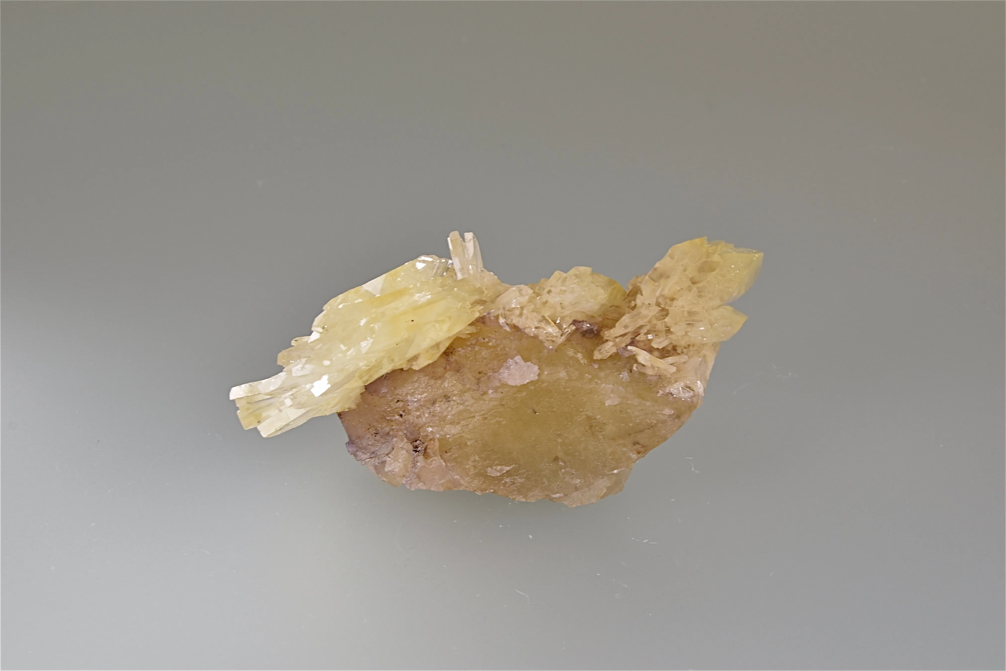Barite on Fluorite, Sub-Rosiclare Level, Annabel Lee Mine, Ozark-Mahoning Company, Harris Creek District, Southern Illinois, Mined c. 1985, Ralph Campbell Collection, Miniature 2.5 x 4.5 x 7.5 cm, $350.  Online 11/6.