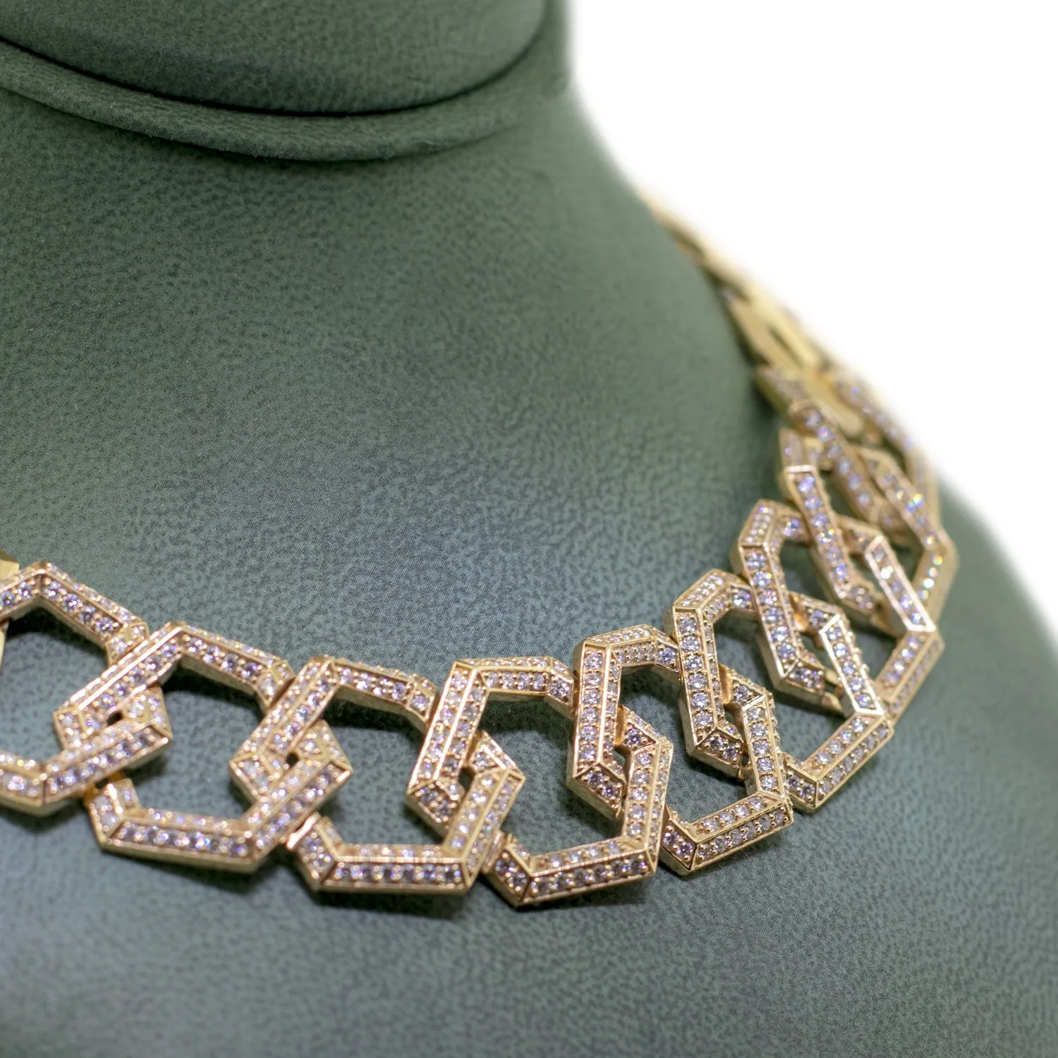 Beautiful Necklace w/ 8.28ct of F-G/VS1 VS2 Round Brilliant Cut Diamonds and 18K Yellow Gold