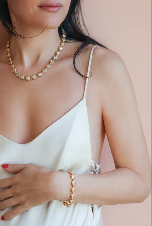 MULTI ROUND WAVE LINKED NECKLACE WITH STONES