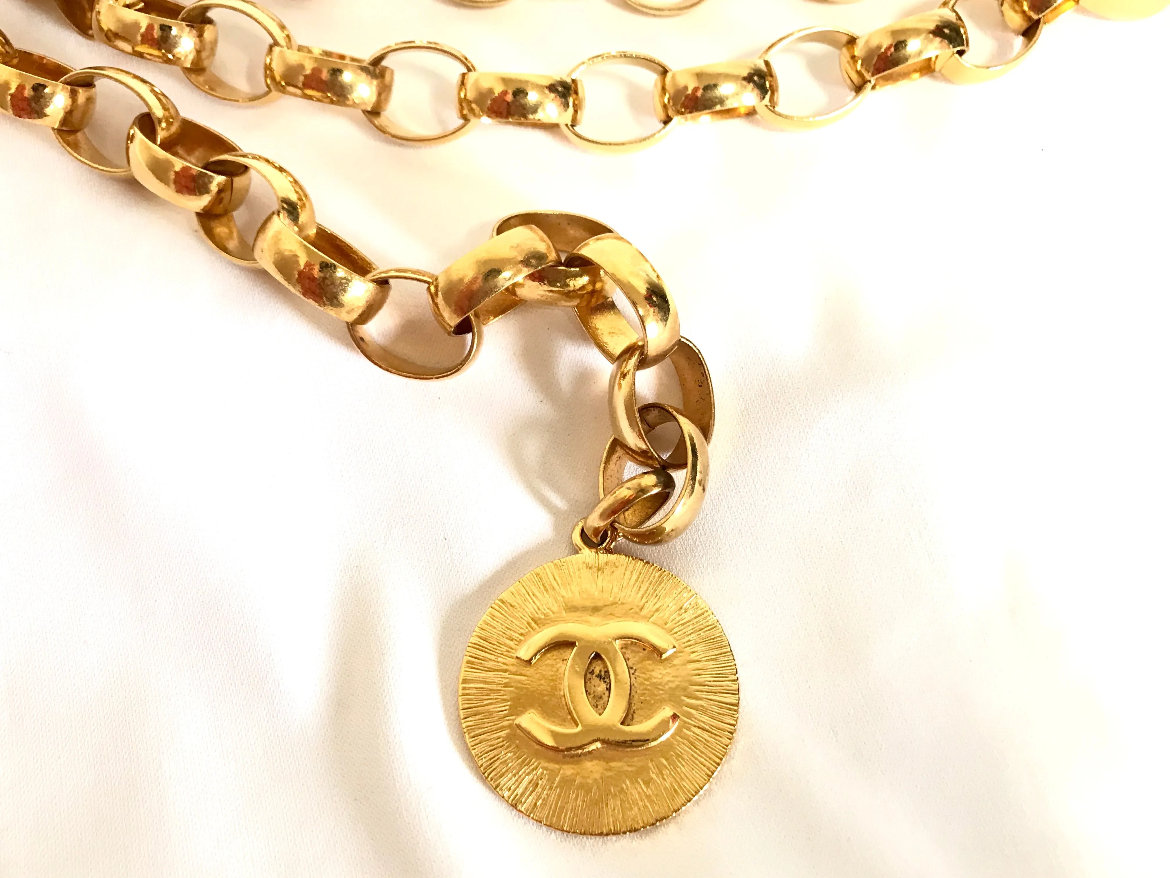 Vintage CHANEL golden chain belt with large CC motif charm. Nice and heavy, rare and gorgeous accessory. 050323re3