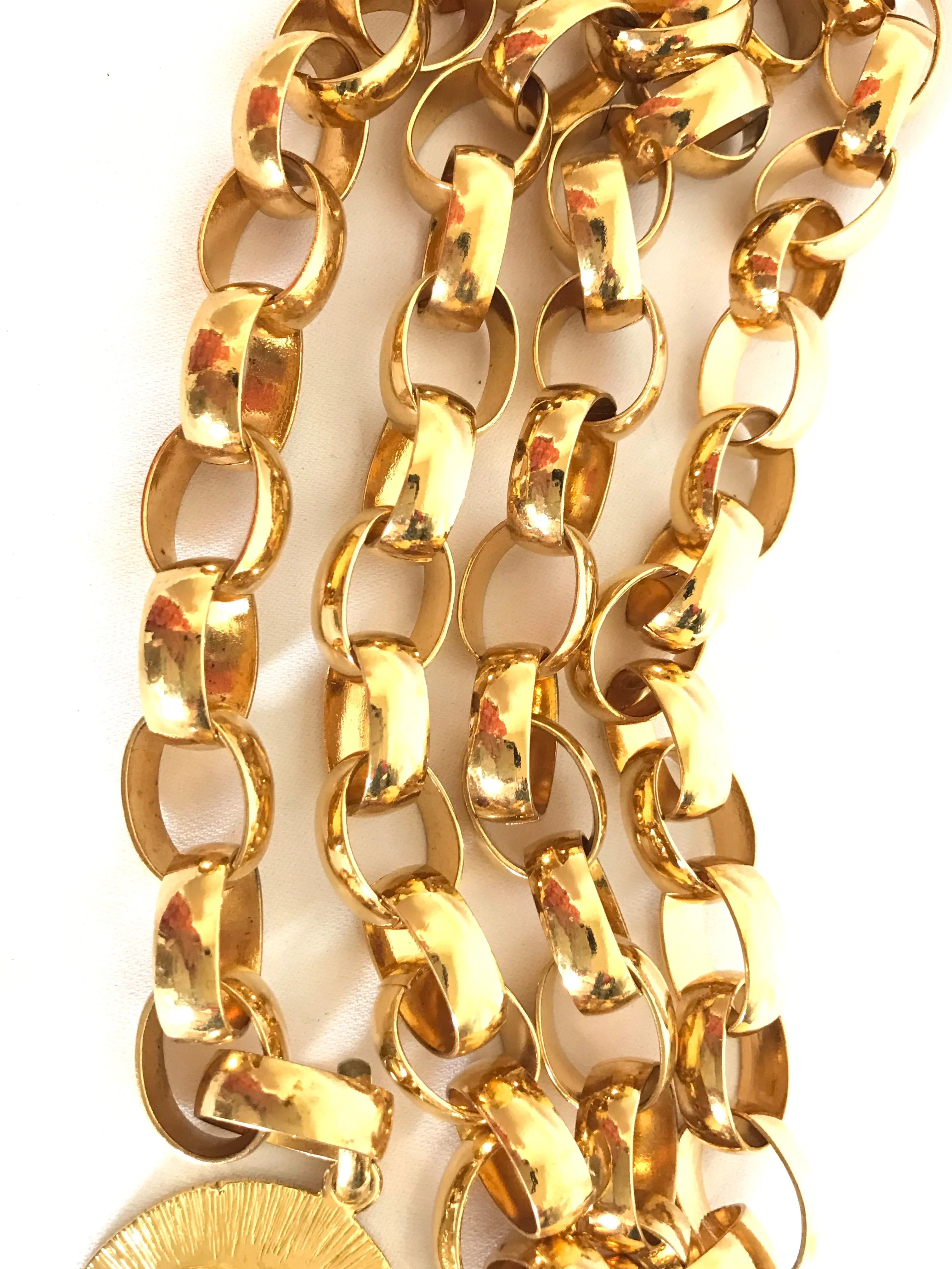 Vintage CHANEL golden chain belt with large CC motif charm. Nice and heavy, rare and gorgeous accessory. 050323re3
