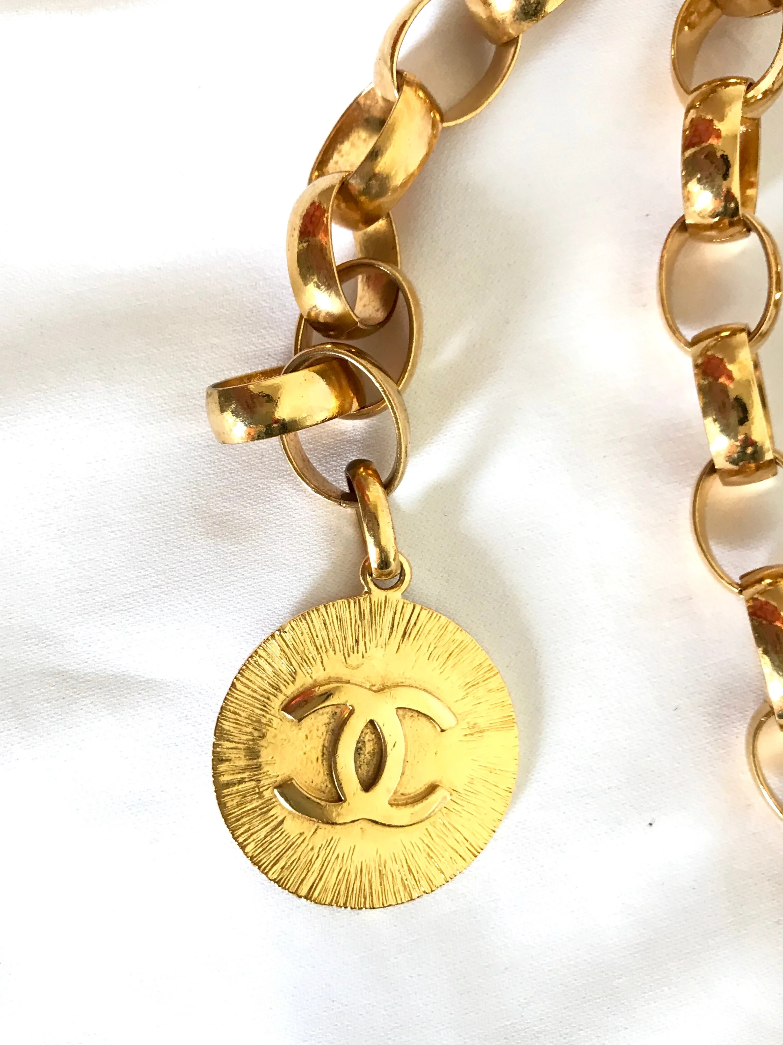 Vintage CHANEL golden chain belt with large CC motif charm. Nice and heavy, rare and gorgeous accessory. 050323re3