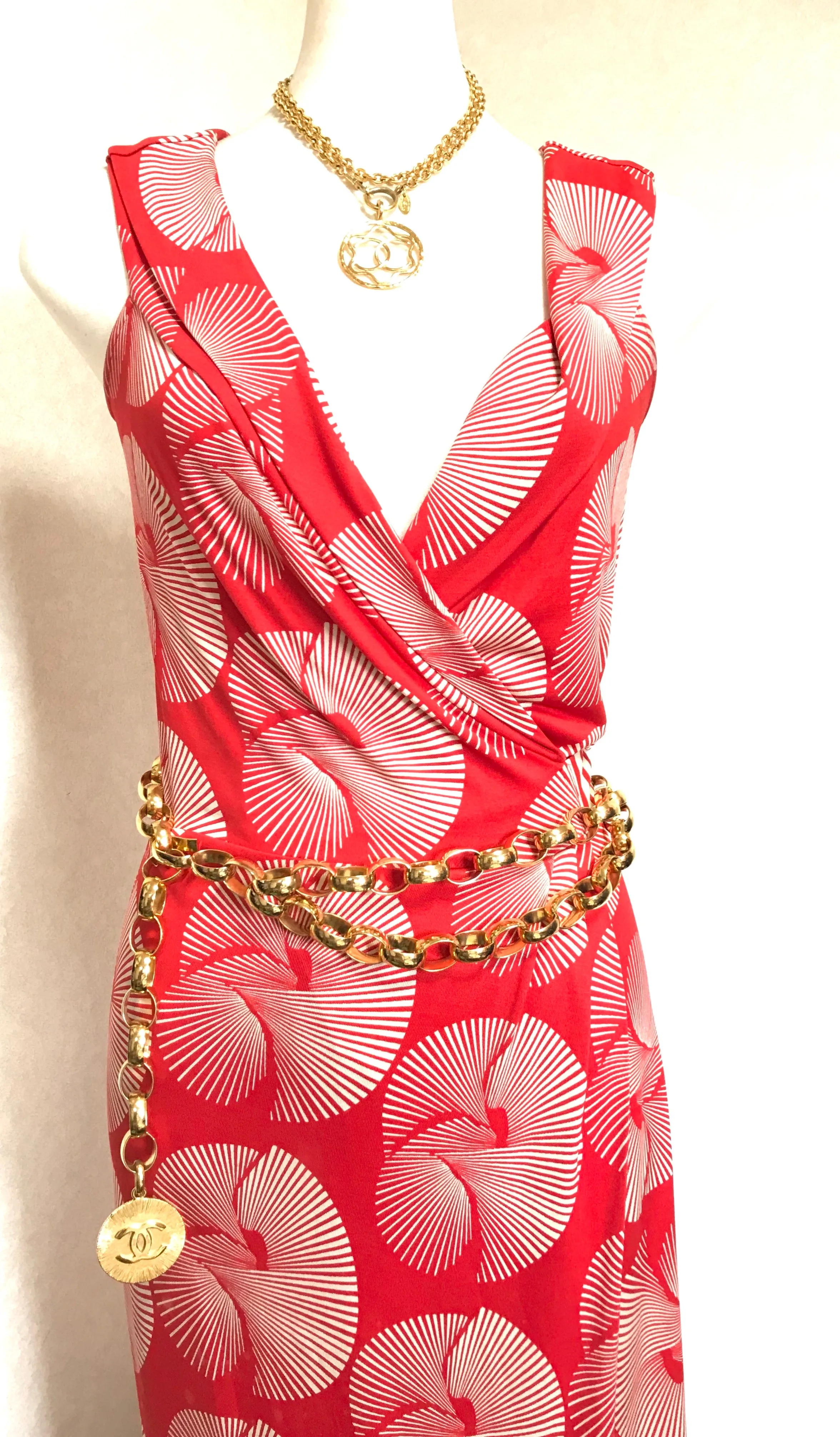 Vintage CHANEL golden chain belt with large CC motif charm. Nice and heavy, rare and gorgeous accessory. 050323re3